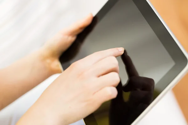 Primer plano de la mano de la mujer con la tableta PC en casa — Foto de Stock
