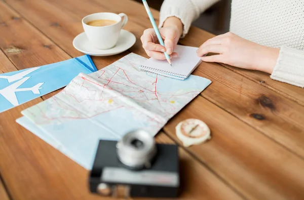 Close up of traveler hands with notepad and pencil — Stock Photo, Image