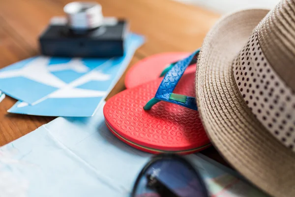 Närbild av resebiljetter, flip-flops och hatt — Stockfoto