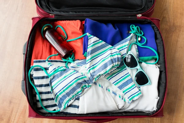 Zbliżenie torba podróżna z plaży ubrania — Zdjęcie stockowe
