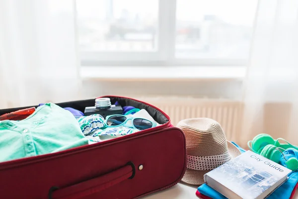 Primo piano della borsa da viaggio con vestiti e roba — Foto Stock