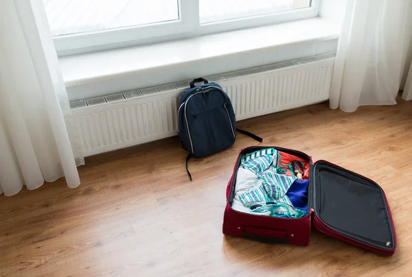 Nahaufnahme von Reisetasche mit Kleidung und Rucksack — Stockfoto