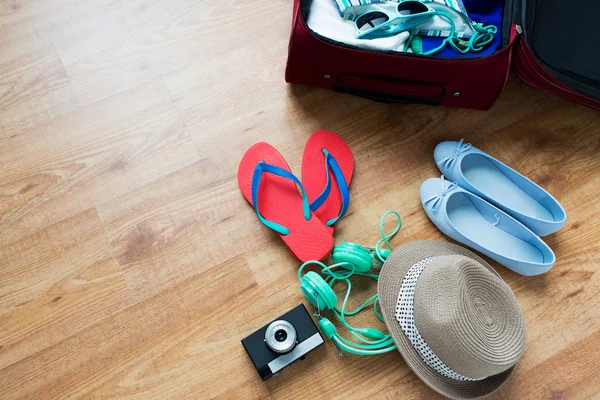 Primo piano della borsa da viaggio con vestiti e roba — Foto Stock