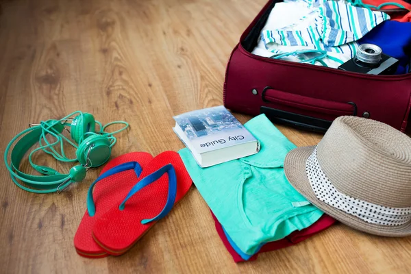 Zbliżenie torba podróżna z ubrania i rzeczy — Zdjęcie stockowe