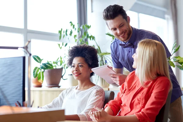 Gelukkig creatief team met computer op kantoor — Stockfoto