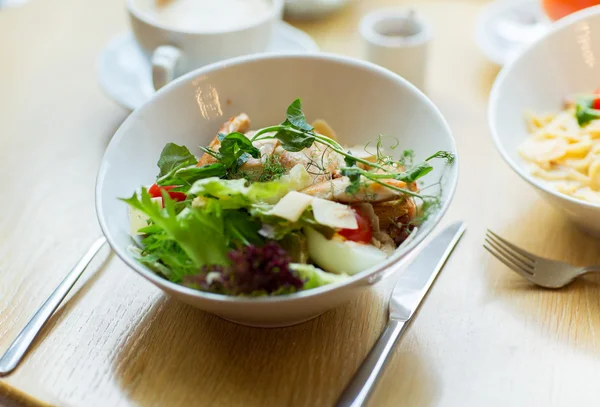 Primer plano de ensalada César en el plato en el restaurante —  Fotos de Stock