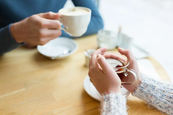 Закрытие пары, пьющей чай в кафе — стоковое фото