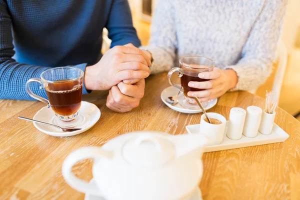 Zblízka páru pít čaj v kavárně — Stock fotografie