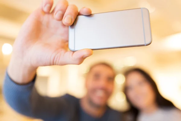 Primo piano di coppia scattare selfie smartphone — Foto Stock
