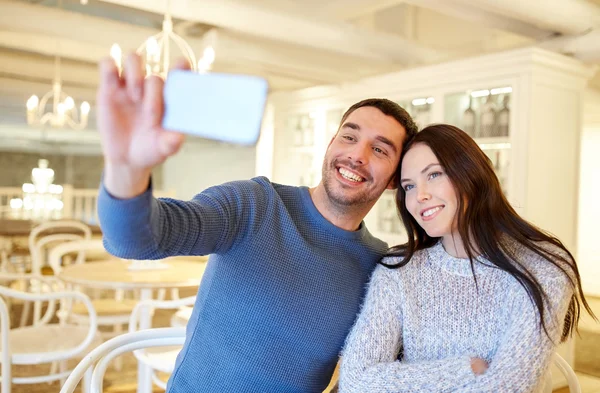 Pareja tomando selfie smartphone en el restaurante cafetería —  Fotos de Stock