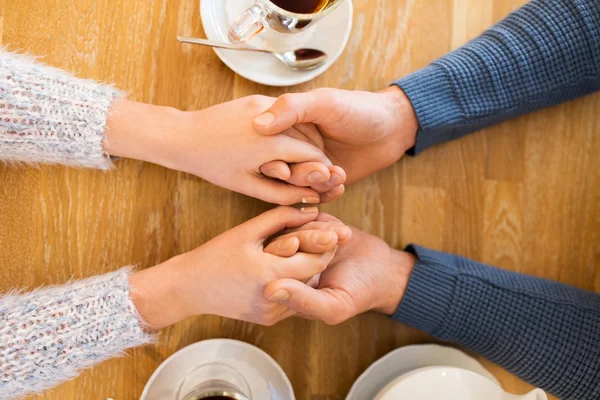 Primer plano de pareja cogida de la mano en el restaurante — Foto de Stock