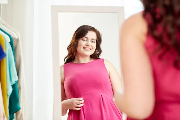 Feliz plus tamanho mulher posando em casa espelho — Fotografia de Stock