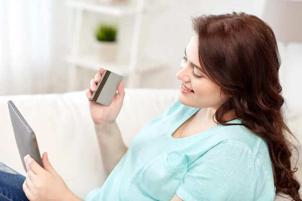 Mulher plus size com tablet pc e cartão de crédito — Fotografia de Stock