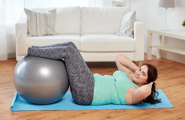 Plus-Size-Frau trainiert mit Fitnessball — Stockfoto