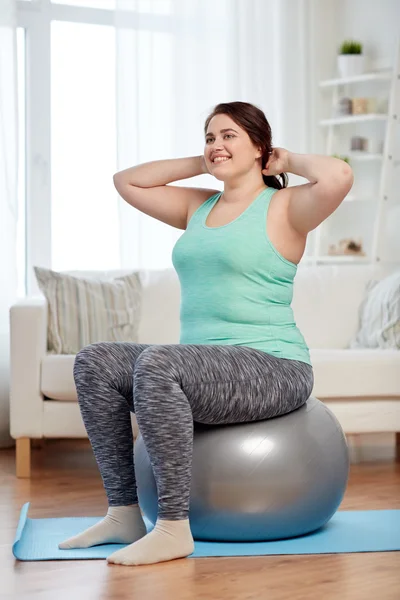 Mulher plus size exercitando com bola de fitness — Fotografia de Stock