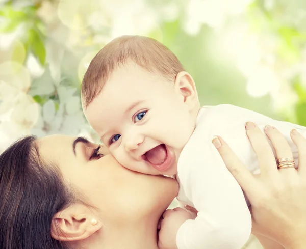 Feliz rindo bebê brincando com a mãe — Fotografia de Stock