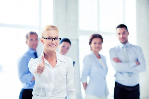 Zakenvrouw in office showign duimschroef opwaarts — Stockfoto