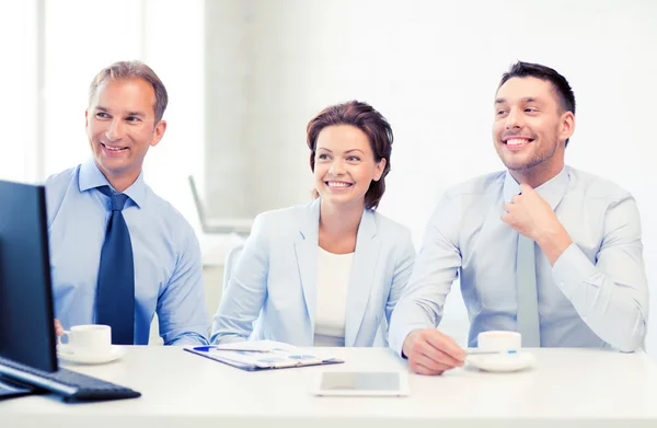 Equipe de negócios discutindo algo no escritório — Fotografia de Stock