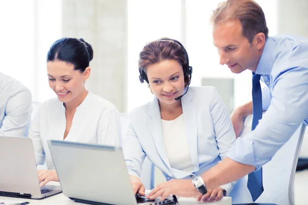 Grupo de personas que trabajan en call center — Foto de Stock