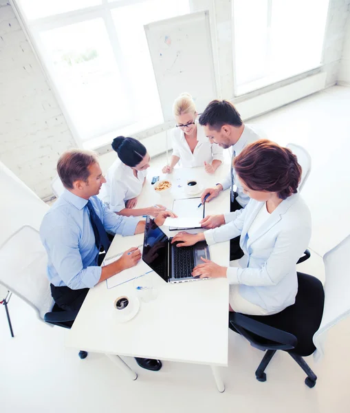 Verksamhet team har möte i office — Stockfoto