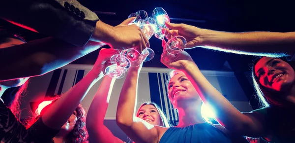 Amigos sonrientes con copas de champán en el club —  Fotos de Stock