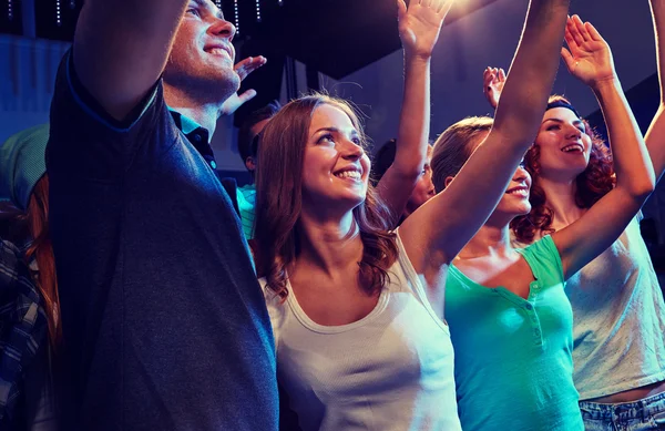 Ler vänner på konsert i club — Stockfoto