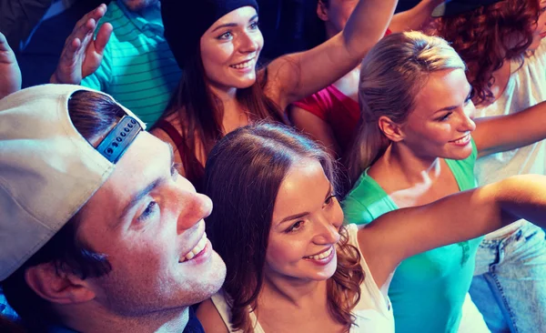 Smiling friends at concert in club — Stock Photo, Image