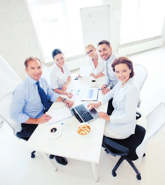 Equipe de negócios que tem reunião no escritório — Fotografia de Stock