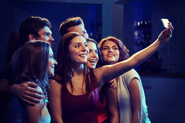 Φίλοι με smartphone λαμβάνοντας selfie στο club — Φωτογραφία Αρχείου