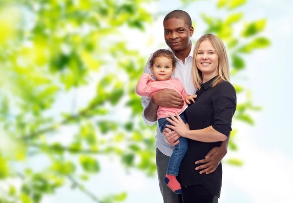 Família multirracial feliz com criança pequena — Fotografia de Stock