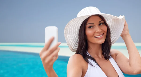 Mladá žena se selfie s chytrým telefonem — Stock fotografie