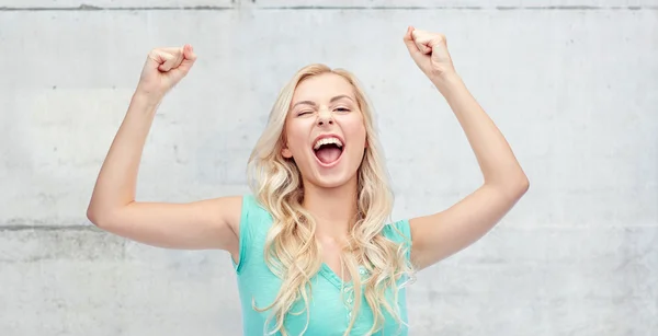 Gelukkig jonge vrouw of tiener meisje vieren van de overwinning — Stockfoto