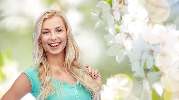 Jonge vrouw met haar streng haar glimlachen — Stockfoto