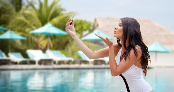 Jeune femme prenant selfie avec smartphone — Photo