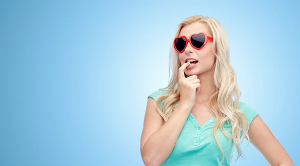 Feliz joven rubia mujer o adolescente en gafas de sol —  Fotos de Stock