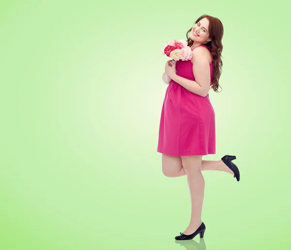 Feliz joven más mujer de tamaño con ramo de flores — Foto de Stock