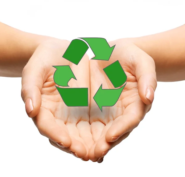 Zbliżenie zielony znak recyklingu trzymając się za ręce — Zdjęcie stockowe