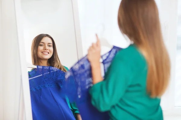 Boldog asszony kiválasztásában ruhákat otthon szekrény — Stock Fotó