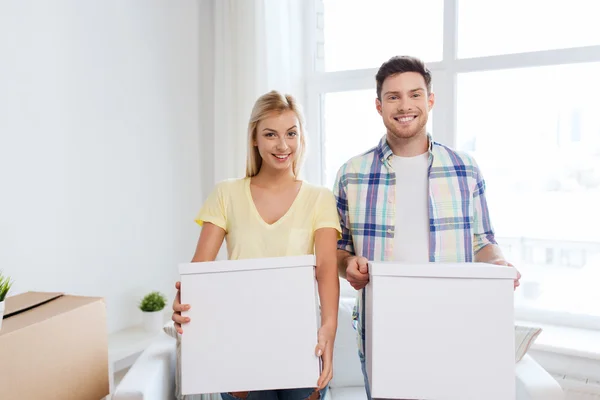 Sonriente pareja con grandes cajas moviéndose a nuevo hogar —  Fotos de Stock