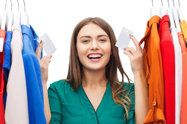 Wanita bahagia dengan tag penjualan pada pakaian di lemari — Stok Foto