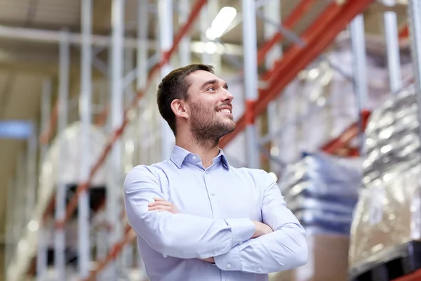 Gelukkig man in magazijn — Stockfoto