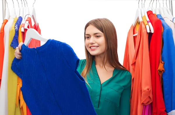 Mujer feliz eligiendo ropa en el armario de casa —  Fotos de Stock