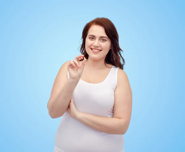 Счастливая plus size женщина в нижнем белье с таблеткой — стоковое фото