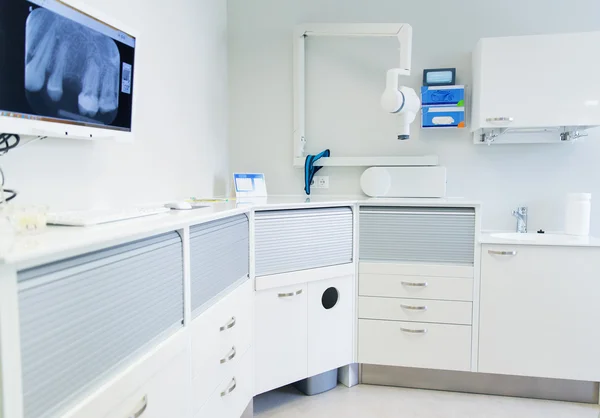 Interior do novo consultório odontológico moderno — Fotografia de Stock