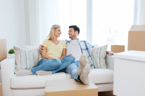 Feliz pareja con grandes cajas de cartón en el nuevo hogar — Foto de Stock