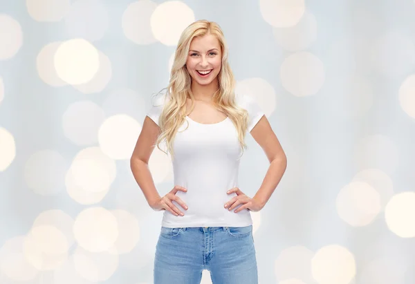 Щаслива молода жінка або дівчина-підліток у білій футболці Стокова Картинка