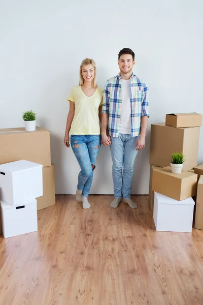 Lachende paar met grote dozen verplaatsen naar nieuwe thuis — Stockfoto