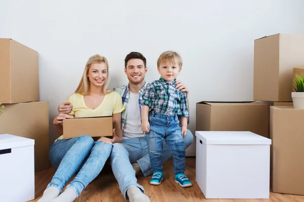 Lycklig familj med lådor flyttar till nytt hem — Stockfoto