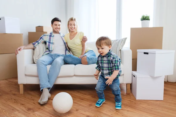 Keluarga bahagia pindah ke rumah baru dan bermain bola — Stok Foto
