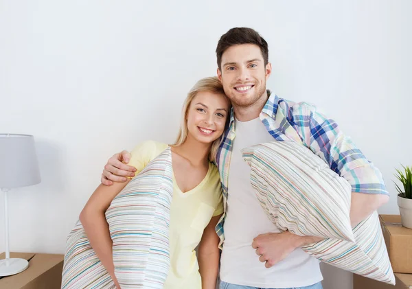 Feliz pareja con cosas mudándose a un nuevo hogar — Foto de Stock